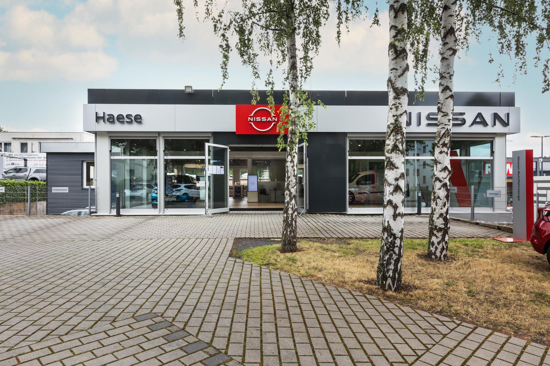 SHOWROOM NISSAN